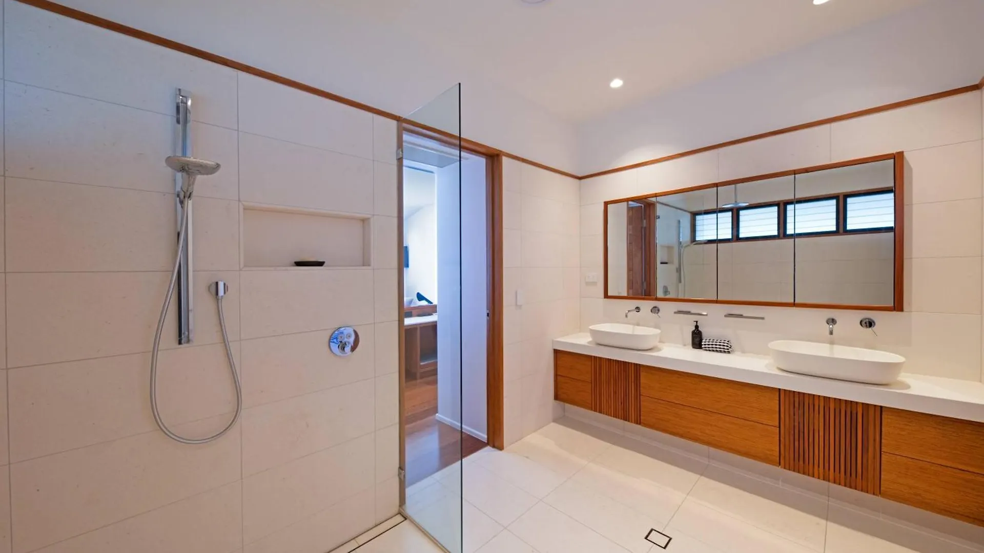 Airlie Beach Marina-Front Luxury At 10 The Cove بيت للعطل