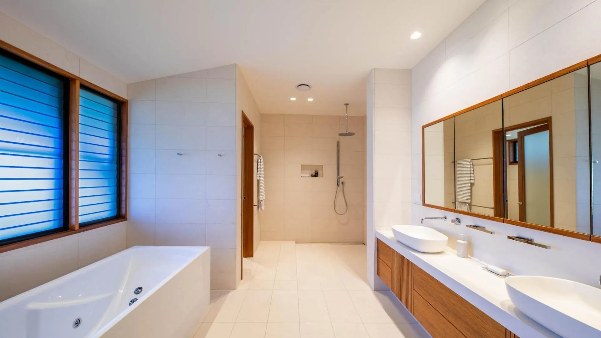 Airlie Beach Marina-Front Luxury At 10 The Cove