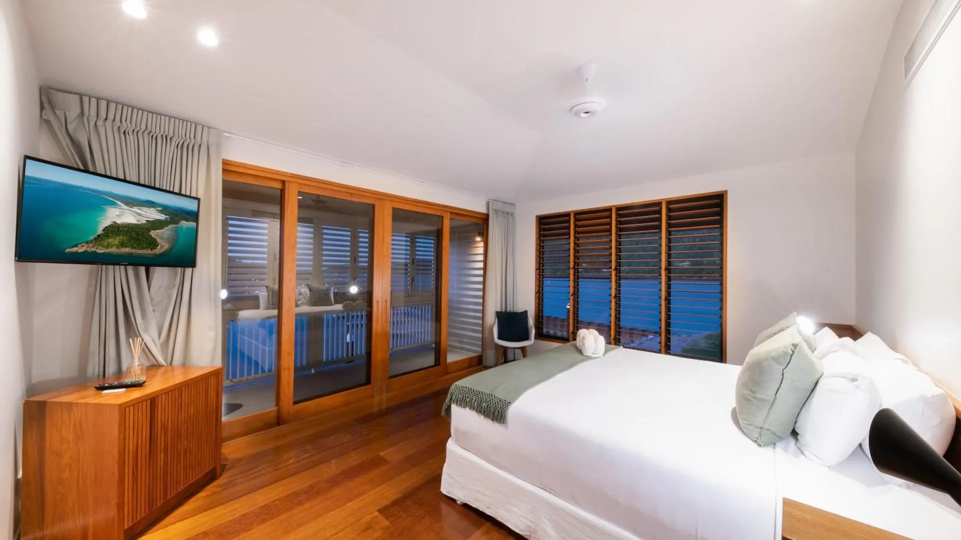 Holiday home Airlie Beach Marina-Front Luxury At 10 The Cove