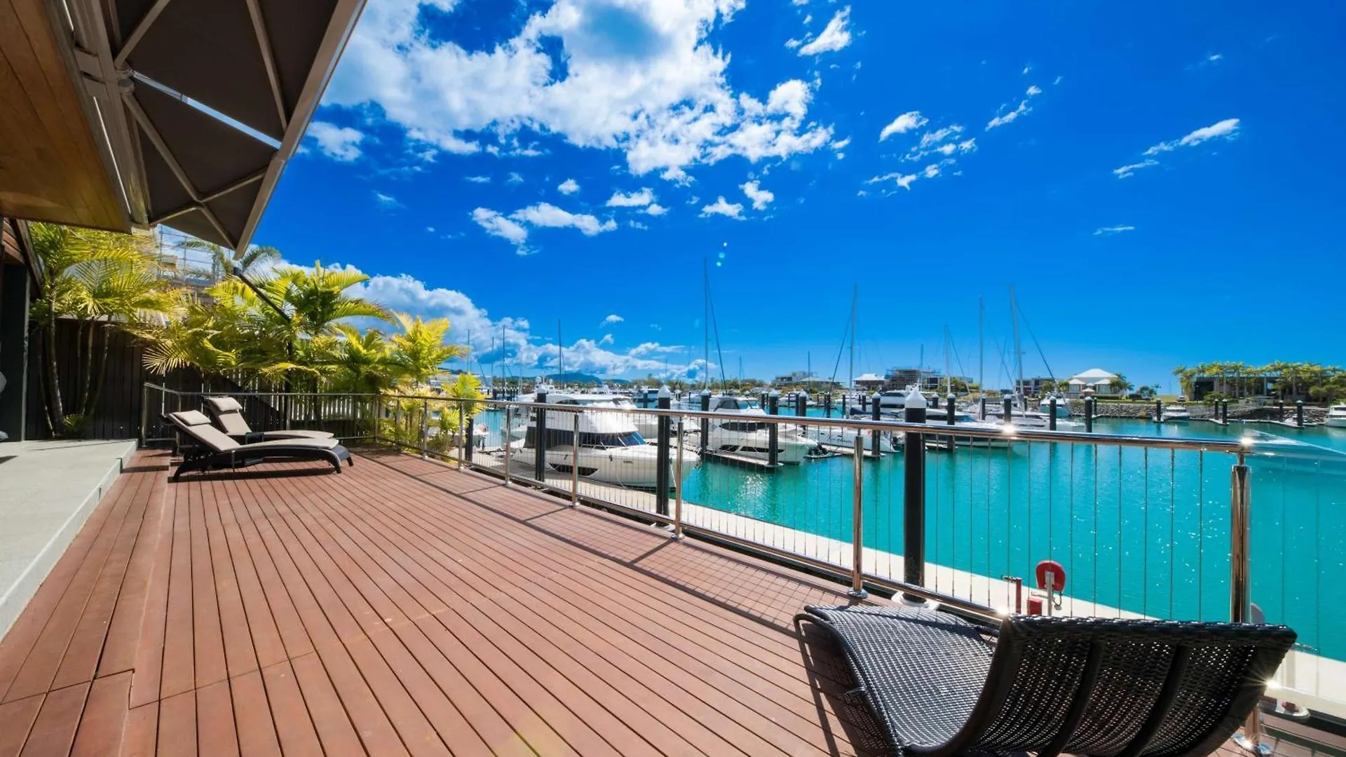 Airlie Beach Marina-Front Luxury At 10 The Cove location